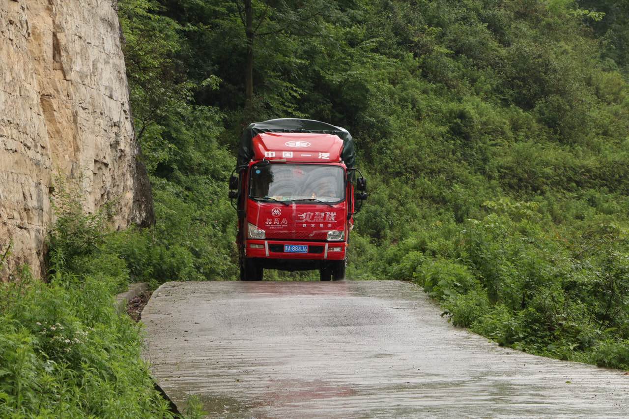 1764642590808332.jpg 2017年织金县水灾,招商局“灾急送”车辆行驶在救灾途中.jpg